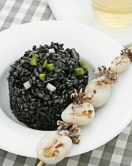BROCHETA DE CHIPIRONES CON ARROZ NEGRO