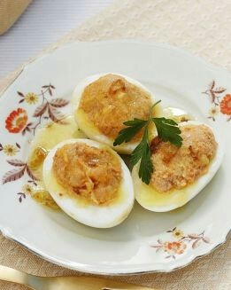 HUEVOS RELLENOS EN SALSA