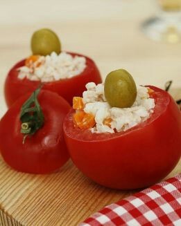 TOMATES RELLENOS DE ARROZ Y ATúN
