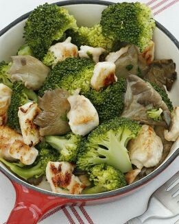 POLLO CON SETAS Y BRECOL