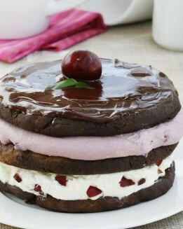 TARTA DE CHOCOLATE Y CEREZAS