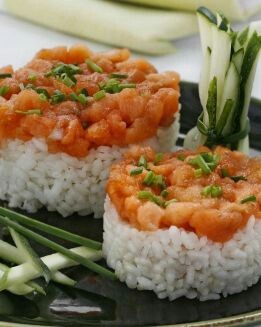TARTAR DE SALMóN CON ARROZ JAPONéS