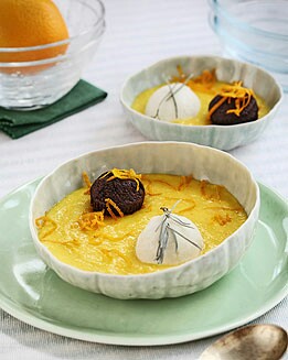 SOPA DE NARANJA CON MAGDALENA DE CHOCOLATE