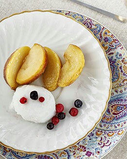 MANZANA CARAMELIZADA CON HELADO DE MAZAPÁN