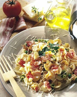 LAZOS DE PASTA CON BACÓN Y GUISANTES