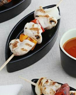 BROCHETA DE TERNERA Y POLLO A LA PARRILLA