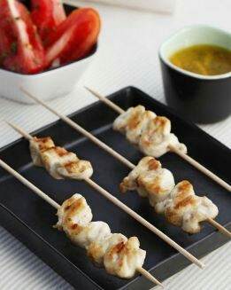 PINCHO DE POLLO CON GREMOLATA Y ENSALADA