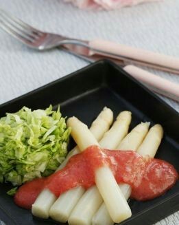 ESPÁRRAGOS CON VINAGRETA DE FRESAS