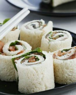 ROLLOS  DE SALMÓN, BERROS Y QUESO