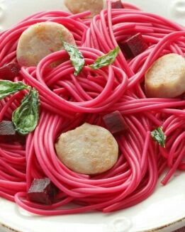 ESPAGUETIS CON REMOLACHA Y BUTIFARRA