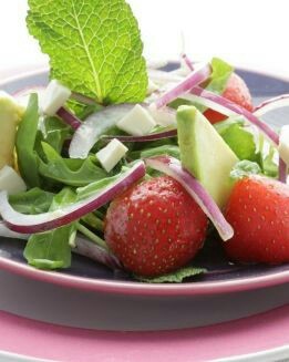 ENSALADA DE FRESAS, QUESO FETA Y AGUACATE