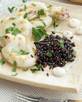 SEPIA A LA PLANCHA CON PALOMITAS DE ARROZ