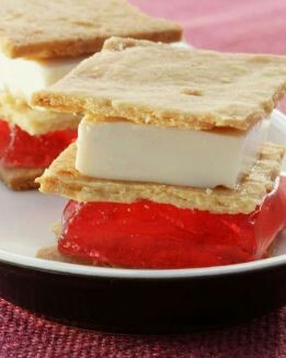 CORTE DE QUESO Y FRESA