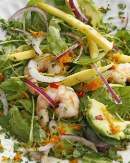ENSALADA DE LANGOSTINOS, AGUACATE Y RÚCULA