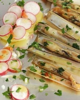 NAVAJAS CON ENSALADA AGRIDULCE DE RÁBANOS