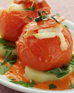TOMATES RELLENOS DE BACALAO CON SALSA DE PIMIENTOS