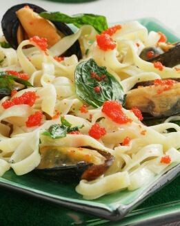 PAPARDELLLE  CON MEJILLONES Y HUEVAS DE SALMÓN