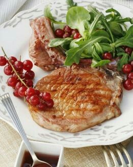 CHULETAS DE CERDO CON SALSA DE GROSELLA