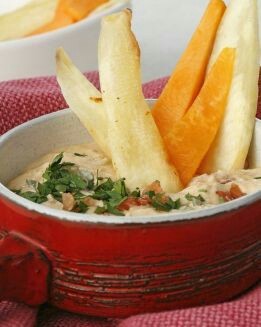 DIP CALIENTE DE TOMATE Y QUESO CON CHIPS DE VERDURAS