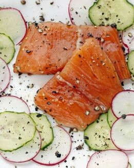 SALMÓN CON JENGIBRE Y ENSALADA DE PEPINO Y RÁBANOS