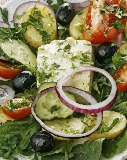 ENSALADA MEDITERRÁNEA CON ACEITE DE PEREJIL