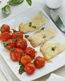 TILAPIA CON COSTRA DE QUESO Y ENSALADA DE CHERRIES ASADOS