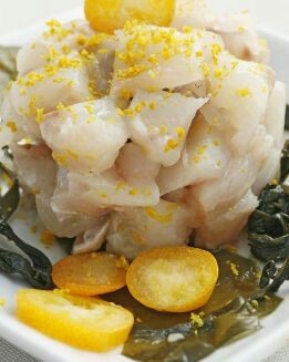 TARTAR DE LUBINA CON NARANJA Y ENSALADA DE ALGAS