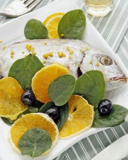 BRECA CON ENSALADA DE ESPINACAS, NARANJA Y ACEITUNAS