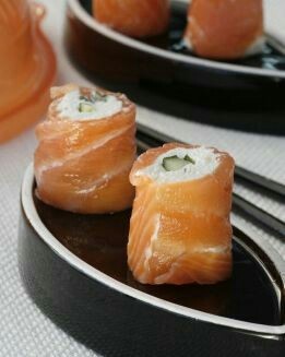 ROLLITOS DE SALMÓN AHUMADO CON QUESO Y PEPINO