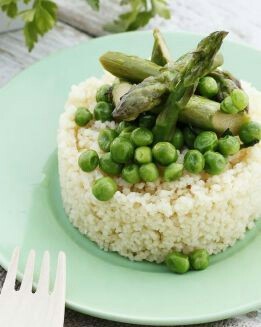 CUSCÚS DE TRIGO INTEGRAL CON ESPÁRRAGOS Y GUISANTES