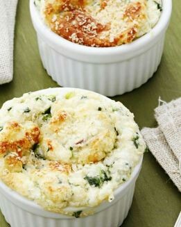 SUFLÉ DE PARMESANO, ESPINACAS Y TOMATES SECOS
