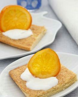 BIZCOCHO CON YOGUR Y NARANJA CONFITADA