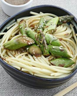DOMBURI DE ESPÁRRAGOS CON FIDEOS DE ARROZ