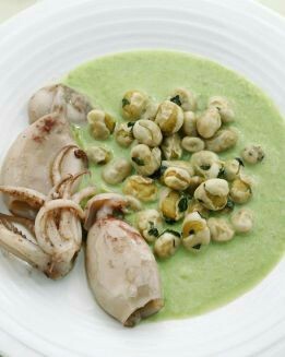 CHIPIRONES CON CREMA DE GUISANTES Y  HABITAS