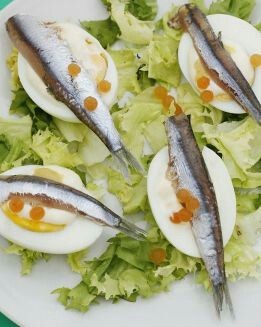 BOQUERONES MARINADOS CON HUEVOS DUROS