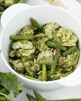 POLLO AL PESTO CON ESPÁRRAGOS