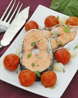 SALMÓN AL HORNO CON MANTEQUILLA DE LIMA Y TOMATES CHERRY