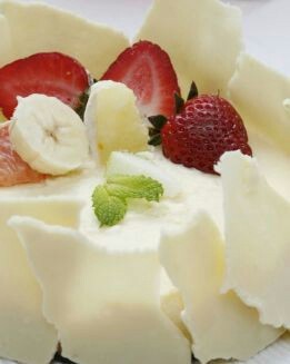 TARTA DE CUAJADA , CHOCOLATE Y FRUTAS FRESCAS