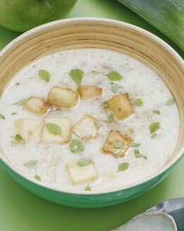 SOPA DE VERDURAS Y ALBAHACA CON MANZANA