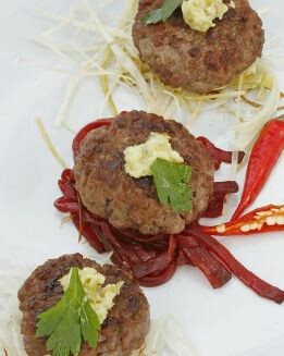 MINI HAMBURGUESAS CON WASABI DE GUINDILLAS VERDES