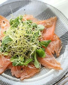 CARPACCIO DE SALMÓN CON ENSALADA DE BROTES