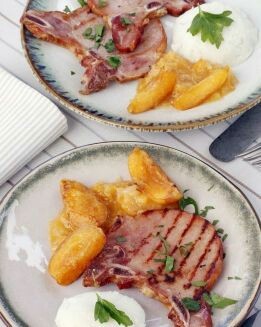 CHULETAS DE SAJONIA CON SALSA DE ALBARICOQUES