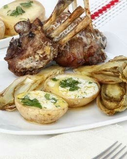 CHULETILLAS DE CORDERO CON ENDIBIAS ASADAS