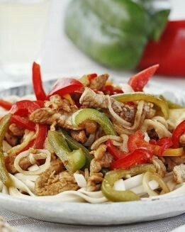 SALTEADO DE FIDEOS CON CARNE Y VERDURA
