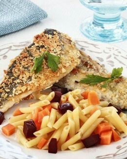 LUBINA CRUJIENTE CON ENSALADA DE PASTA Y VERDURAS