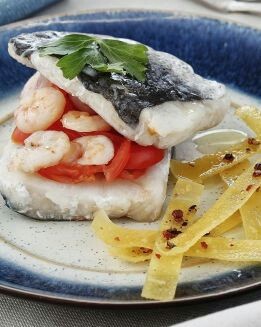 MERLUZA RELLENA DE CHERRIES Y GAMBAS CON PASTA DE LASAÑA FRITA