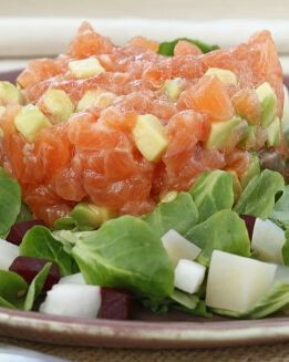 TARTAR DE SALMÓN CON ENSALADA DE REMOLACHA, CANÓNIGOS Y PATATAS