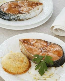 SALMÓN TERIYAKI, ENSALADA Y PURÉ CON PARMESANO