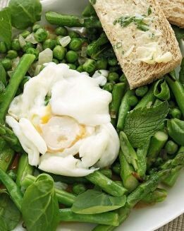 ENSALADA VERDE CON HUEVO POCHE Y PAN DE AJO