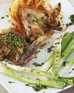 ALITAS DE POLLO, PATATAS PAJA Y AJOS TIERNOS